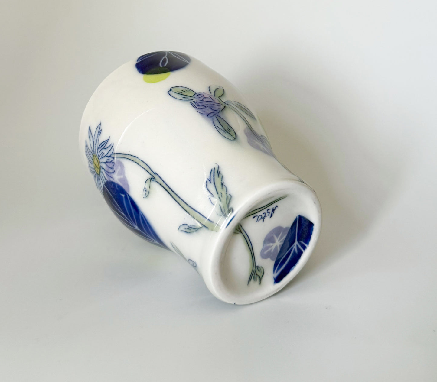 Tumbler / cup with daisies and clovers 1