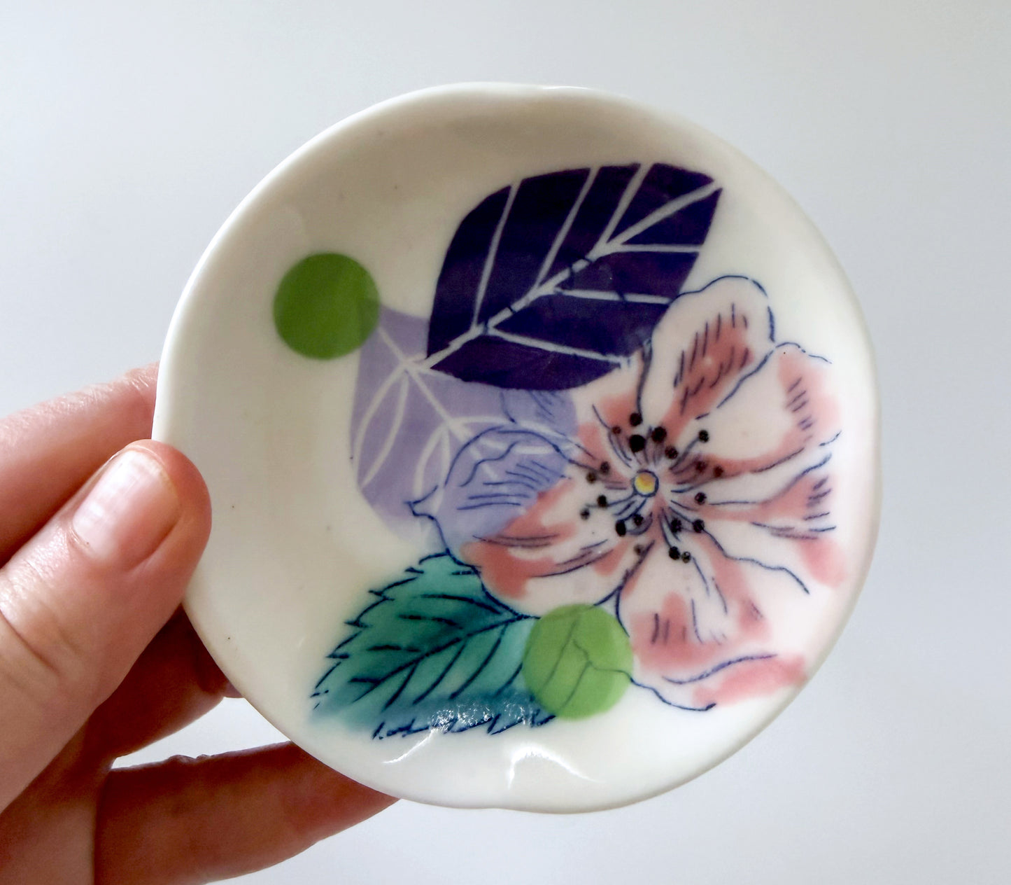 Small dish with roses