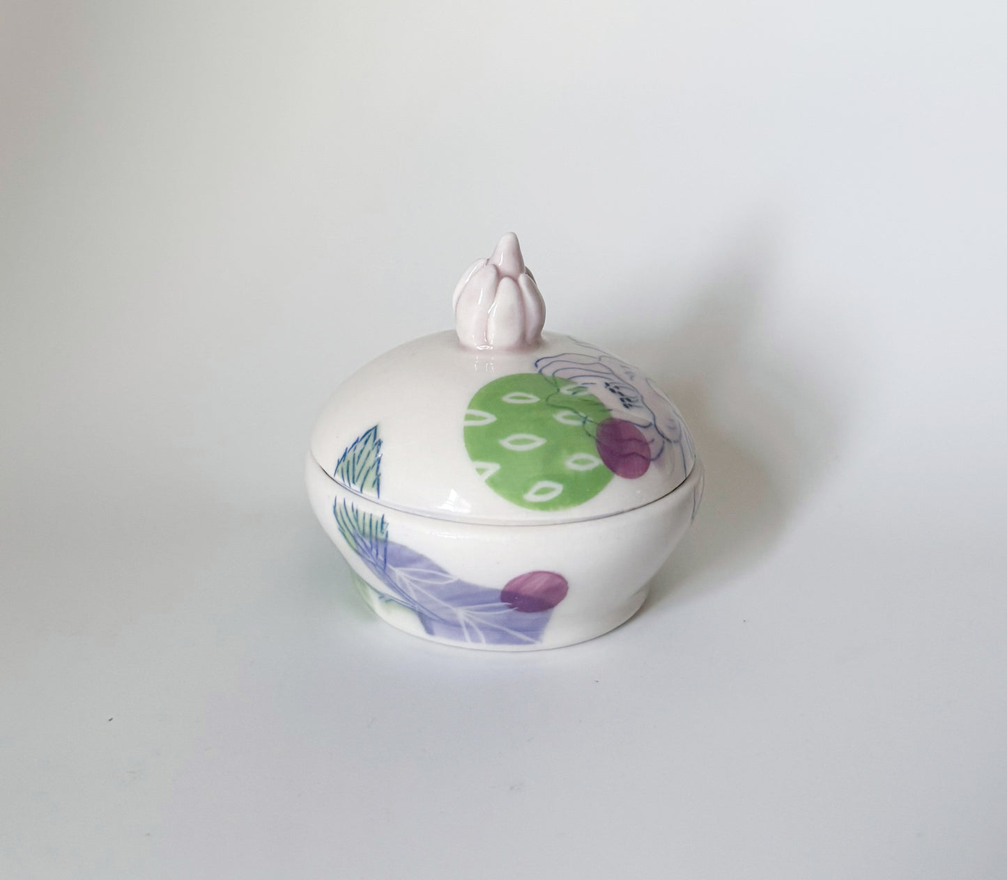 Lidded jar with roses