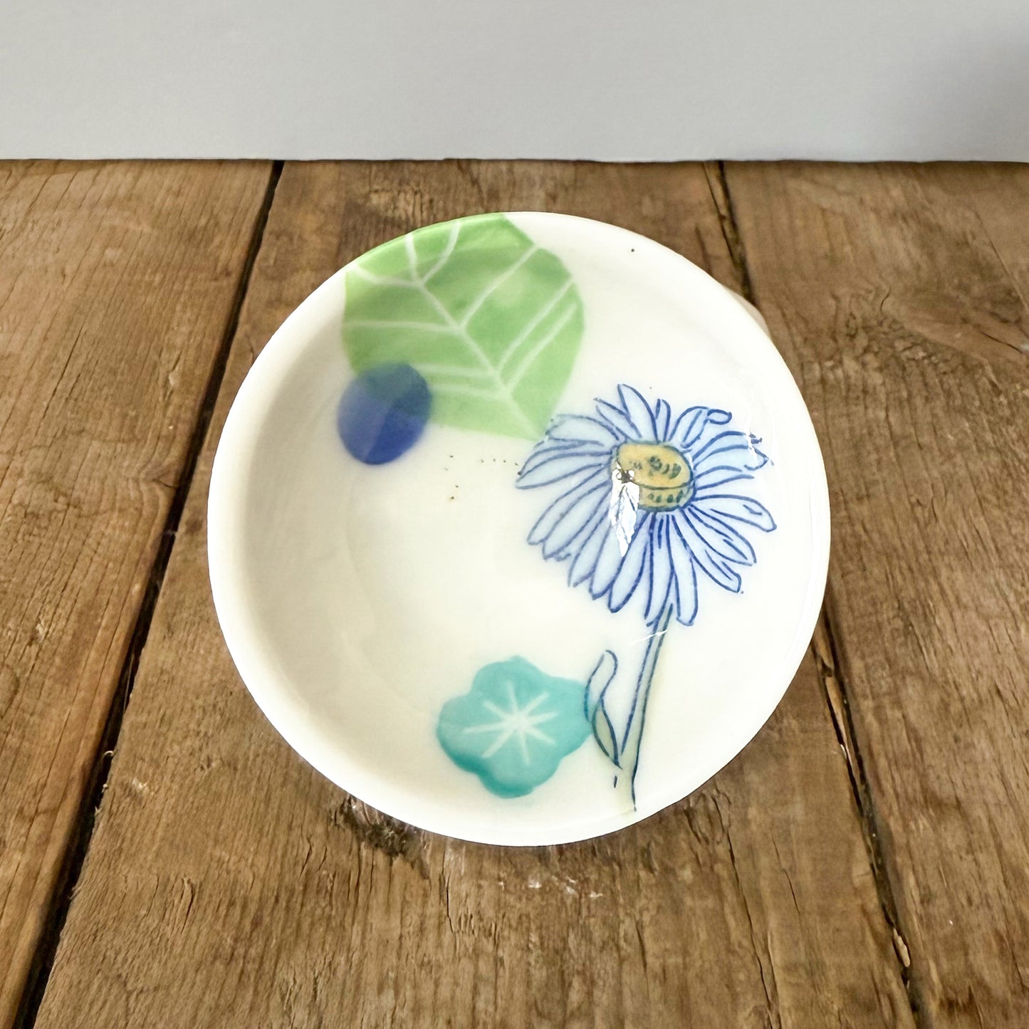 Small dish with daisies 11