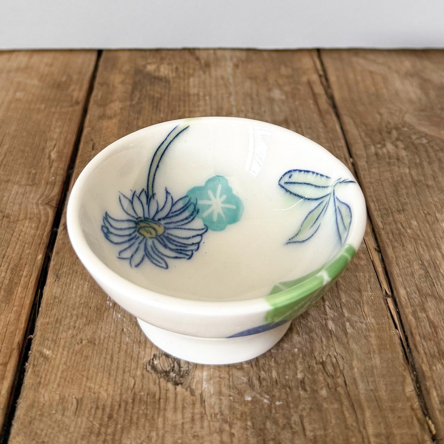 Small dish with daisies 12