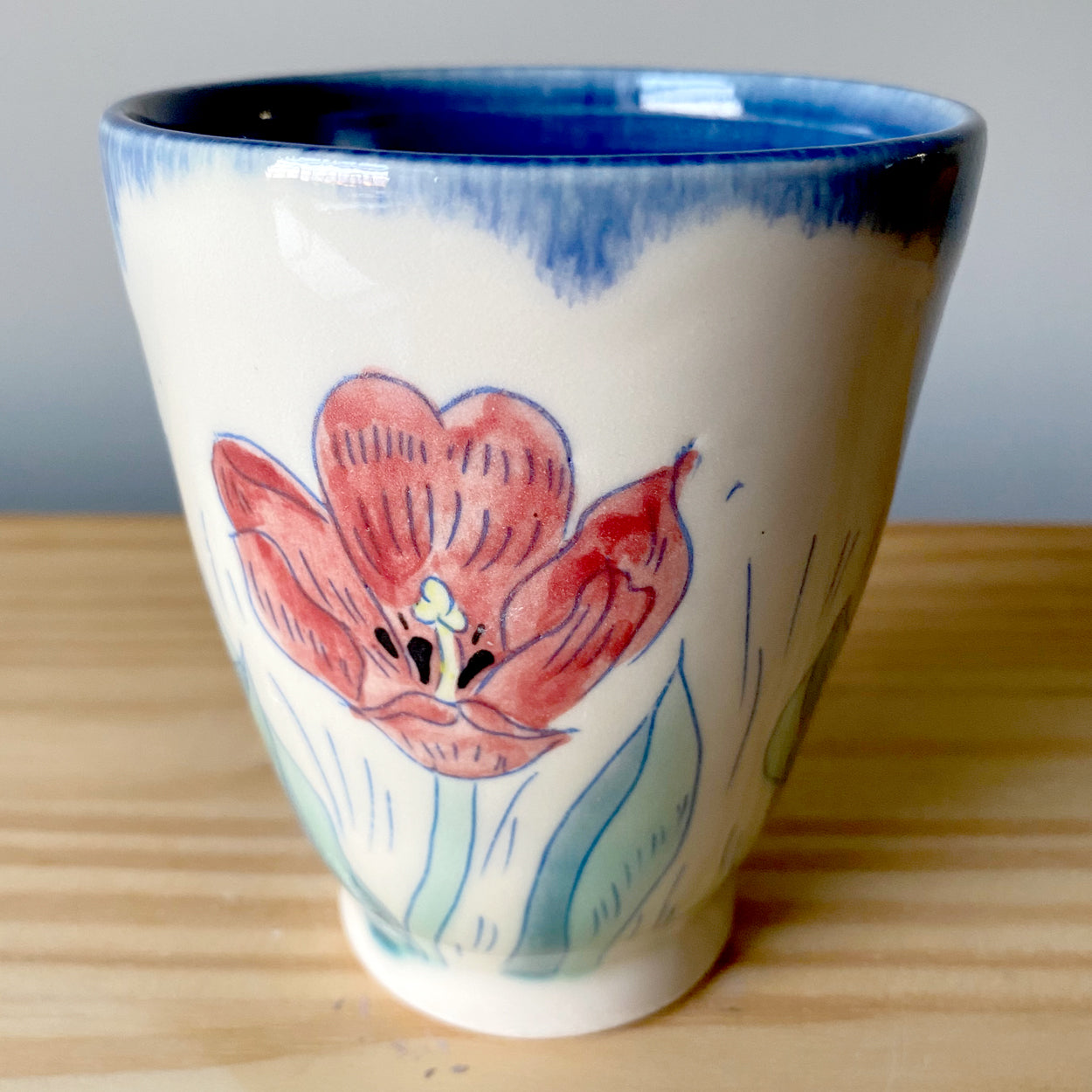 Juice cup with tulips 04