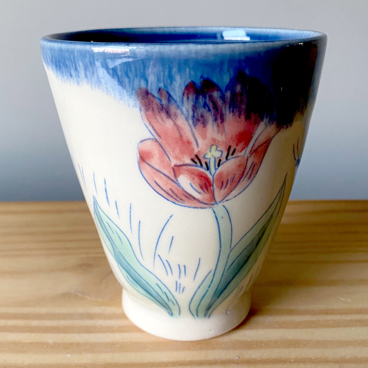 Juice cup with tulips 04