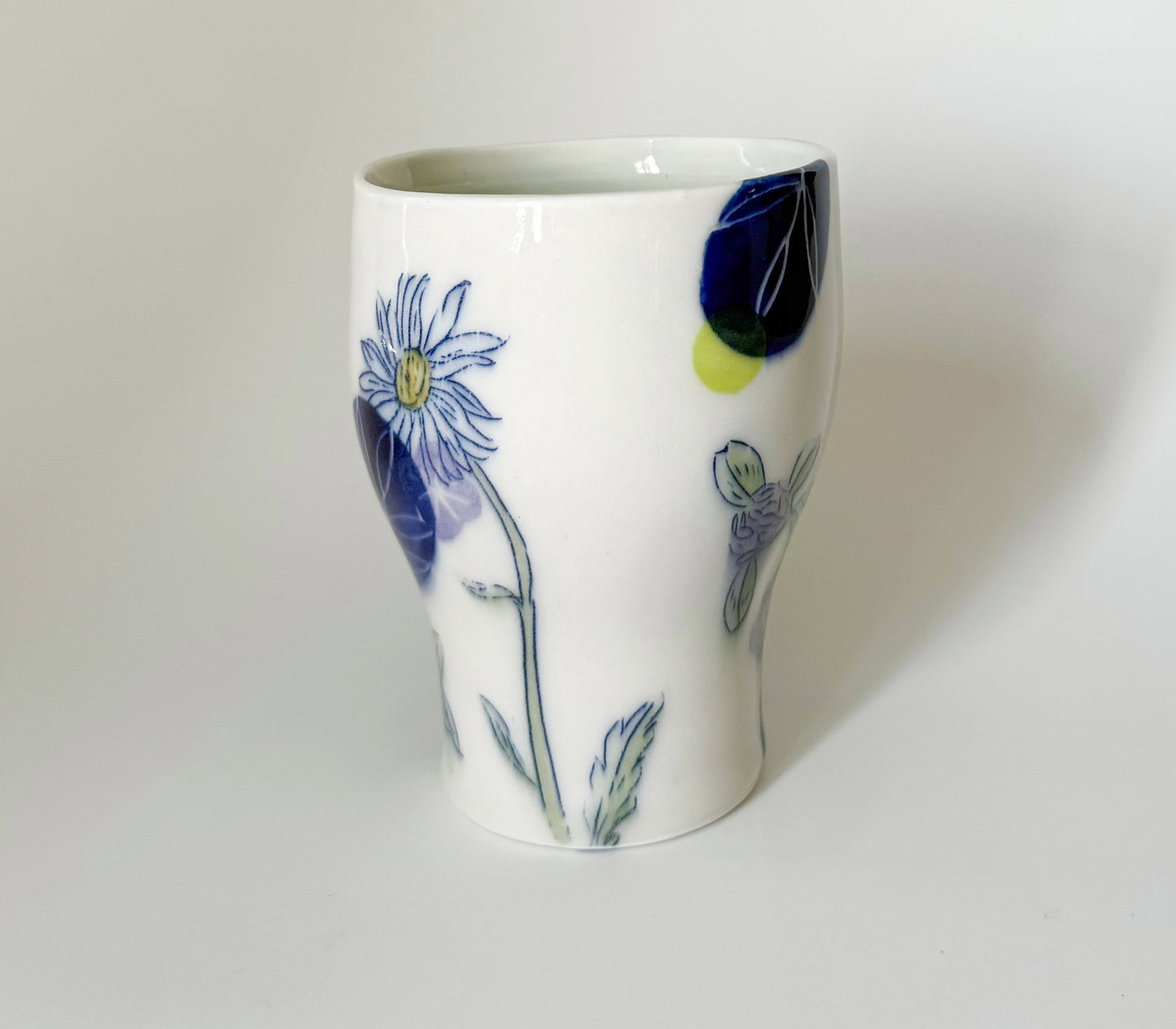 Tumbler / cup with daisies and clovers 1