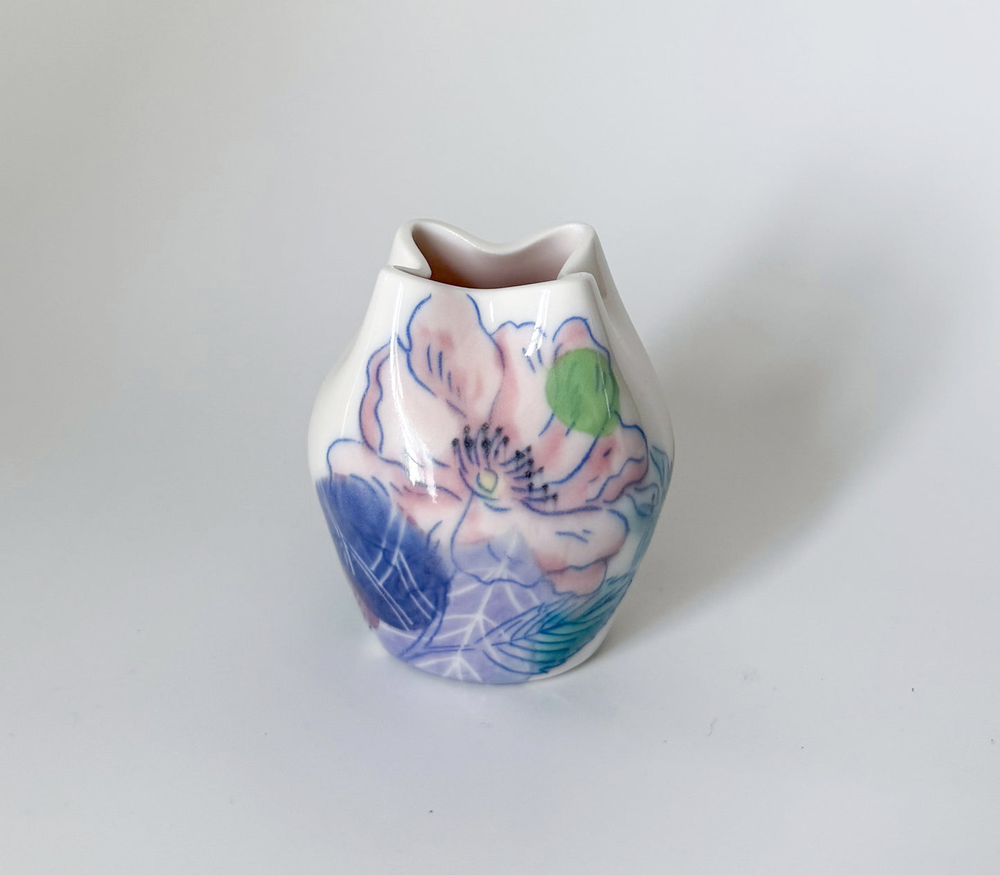 Small bud vase with roses 1