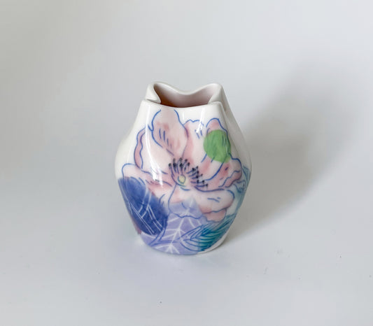 Small bud vase with roses 1