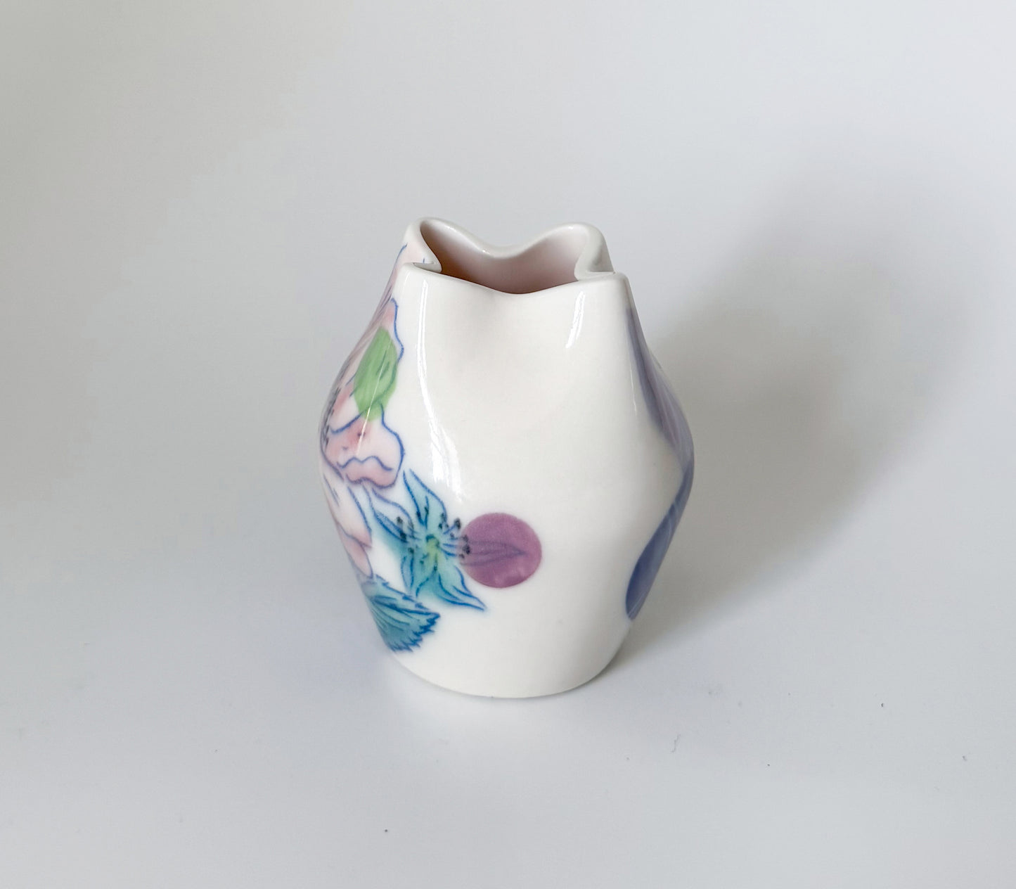 Small bud vase with roses 1