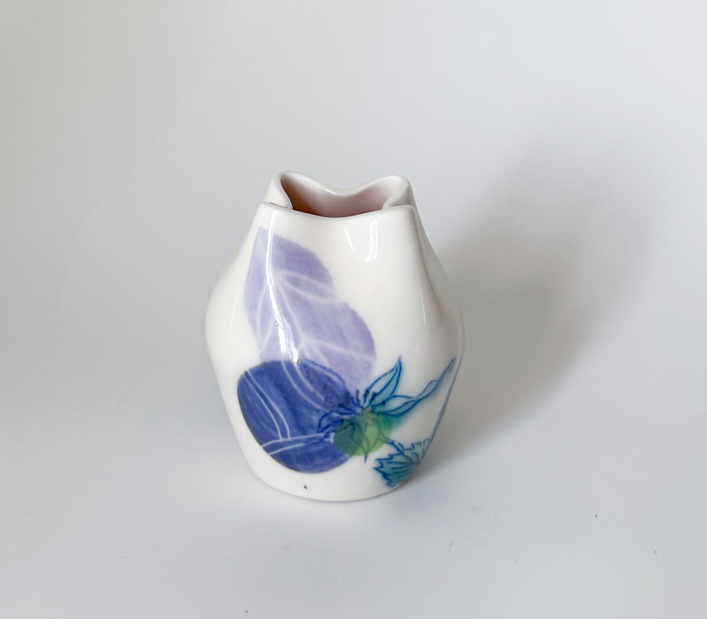 Small bud vase with roses 1