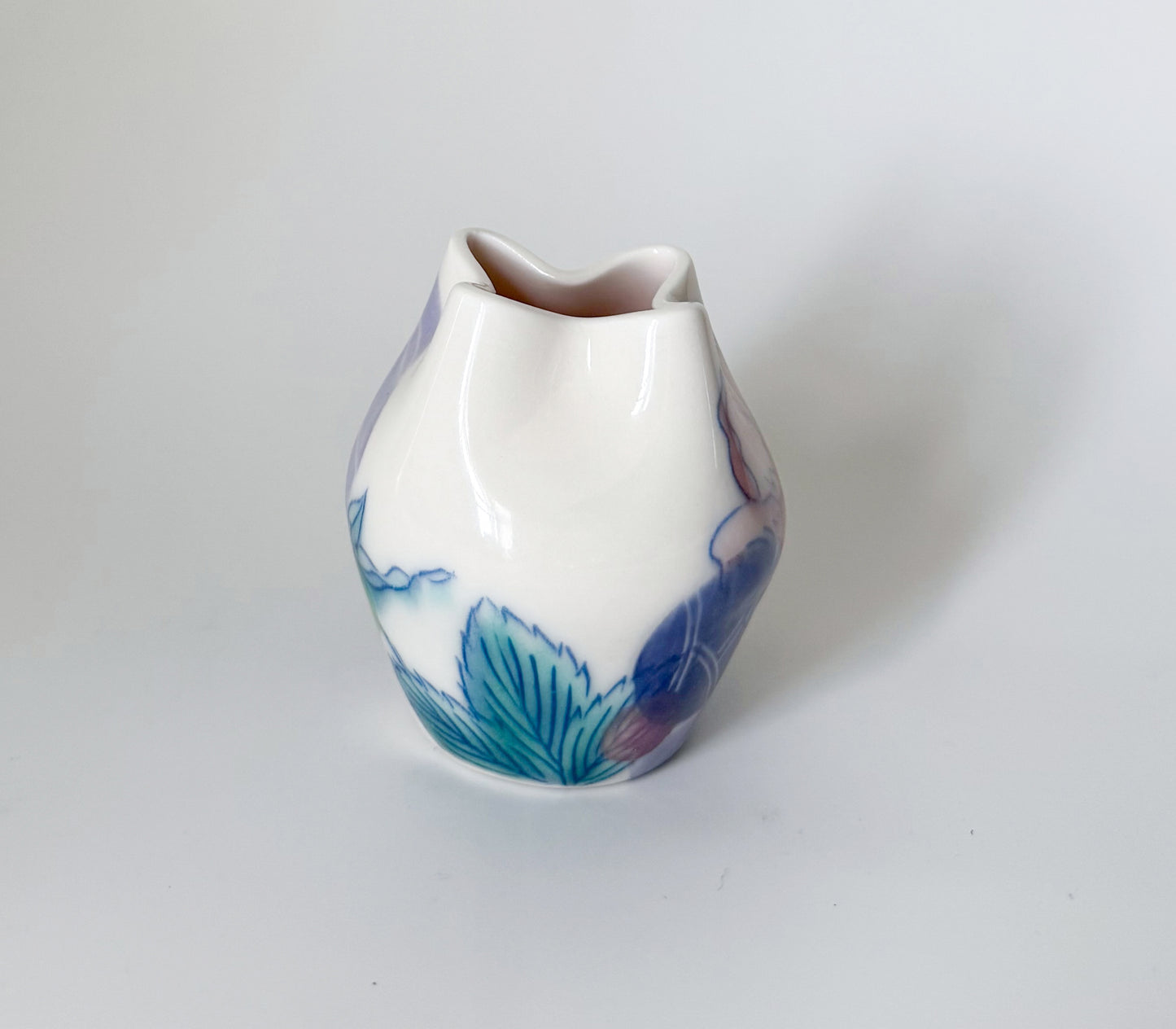 Small bud vase with roses 1