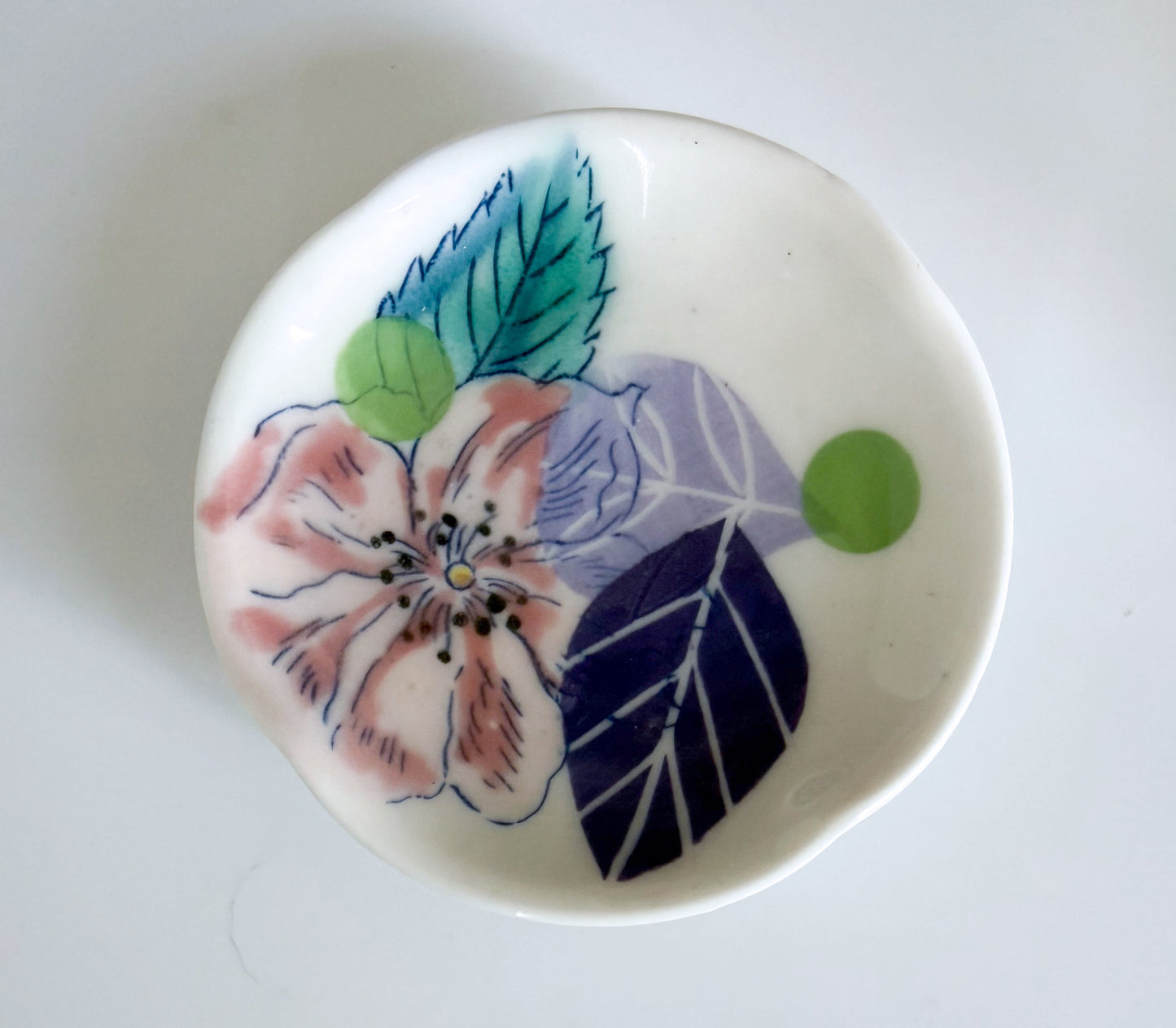 Small dish with roses