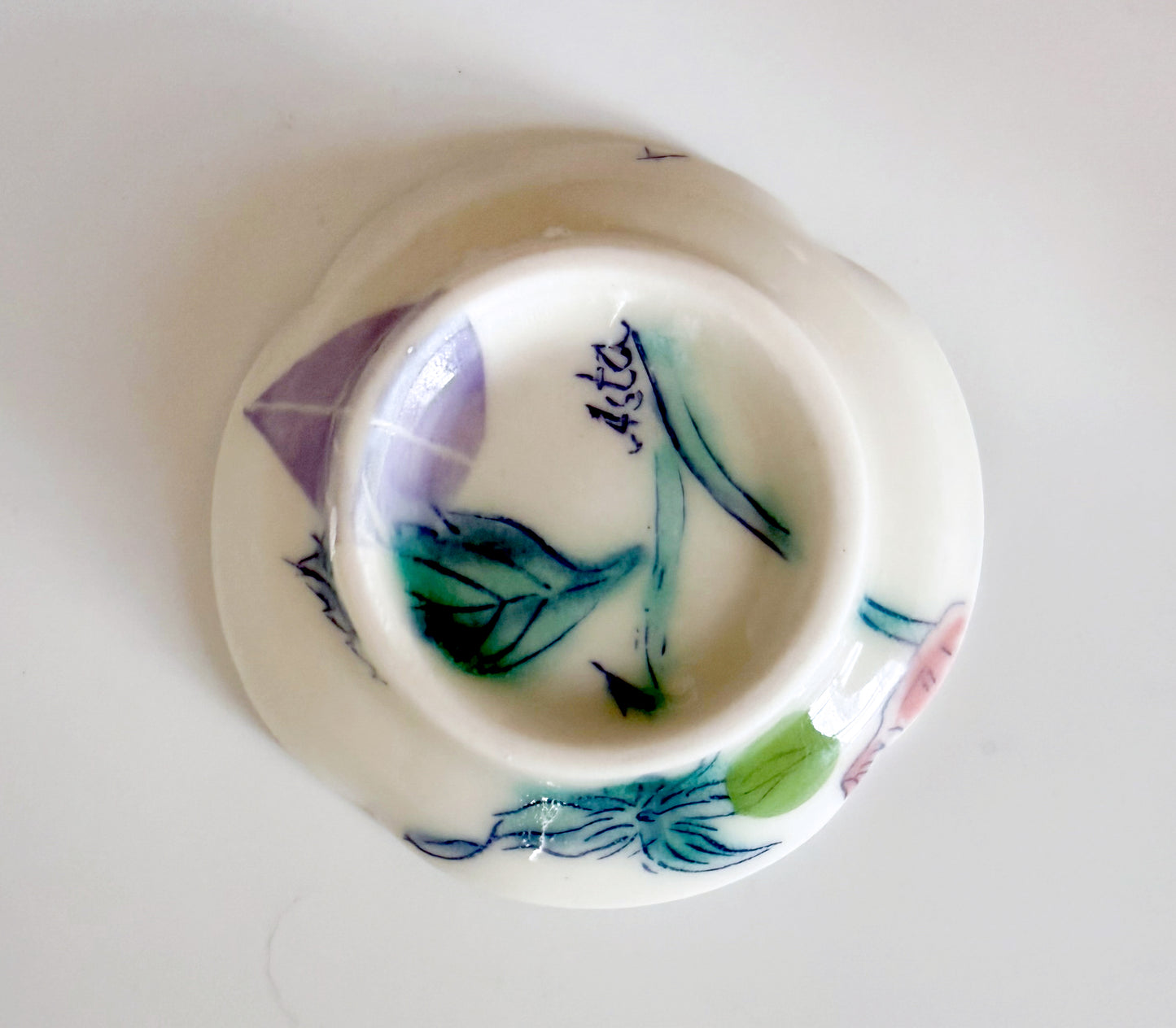 Small dish with roses
