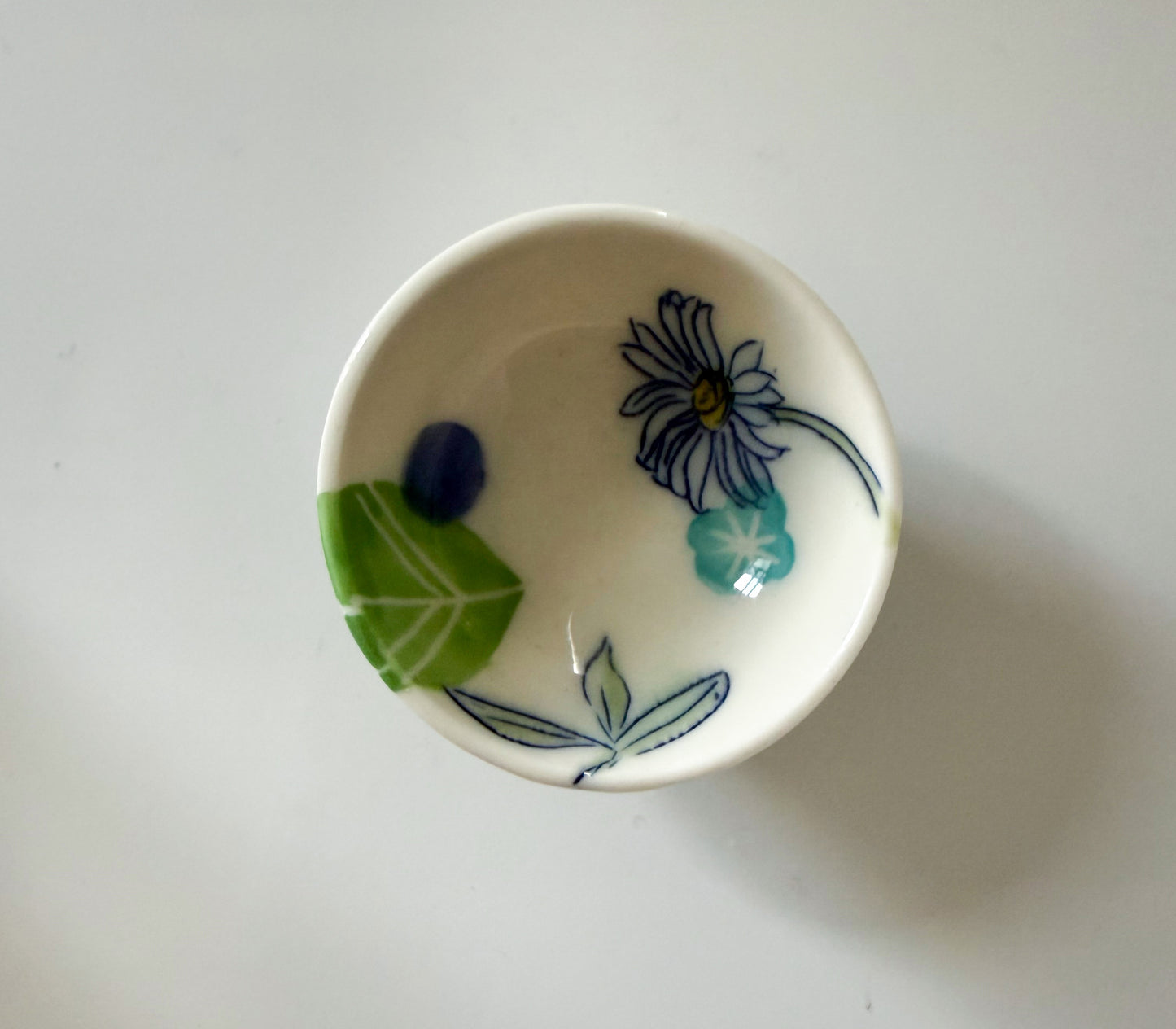 Small dish with daisies 12