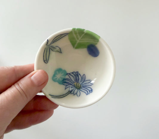 Small dish with daisies 12