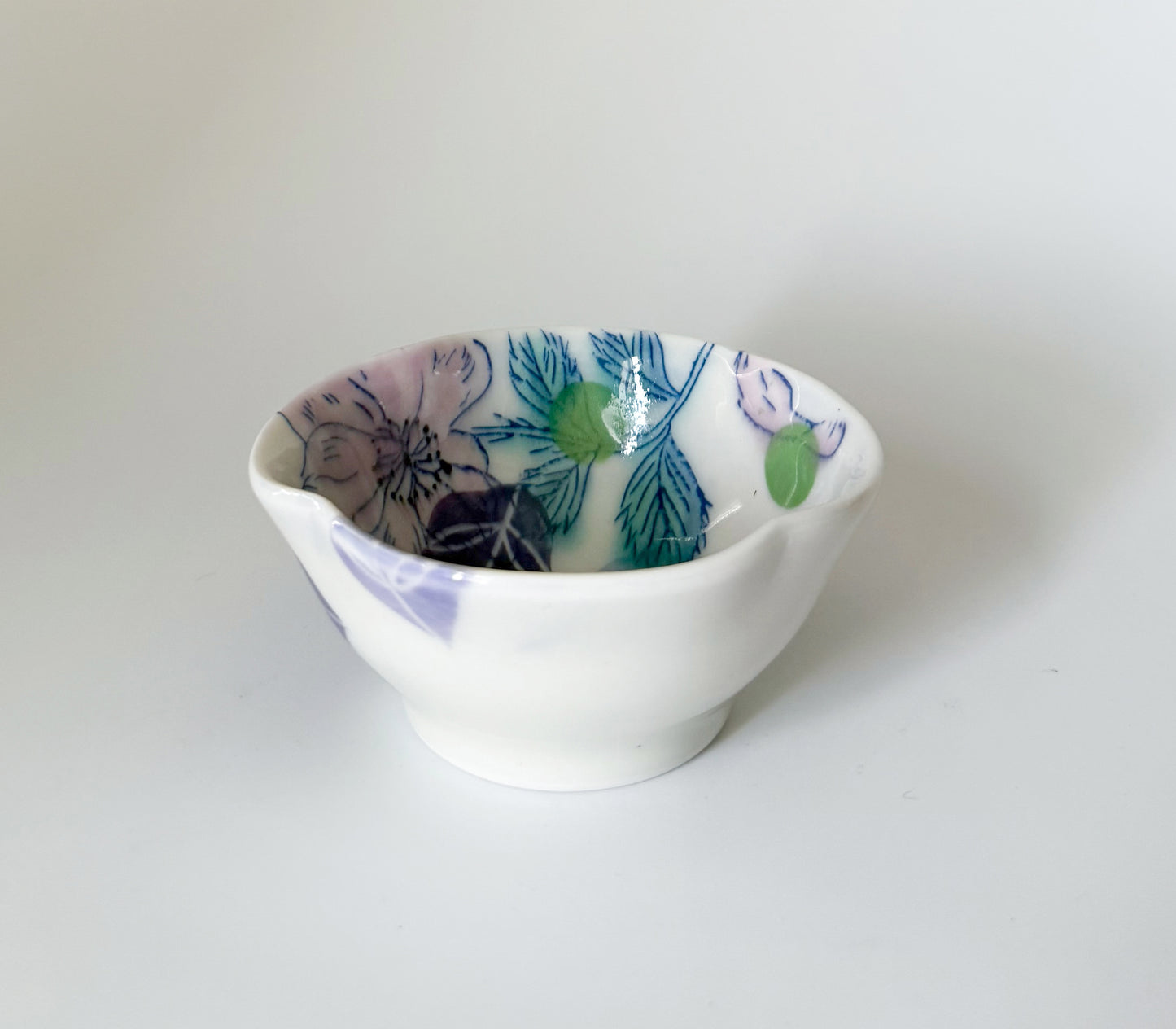 Small bowl with roses