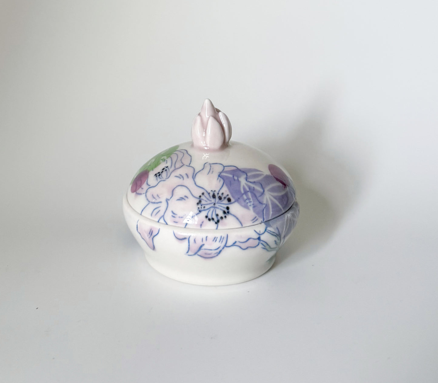 Lidded jar with roses