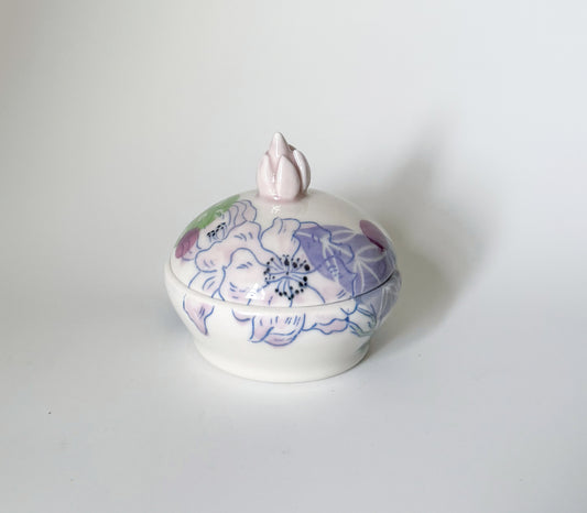 Lidded jar with roses