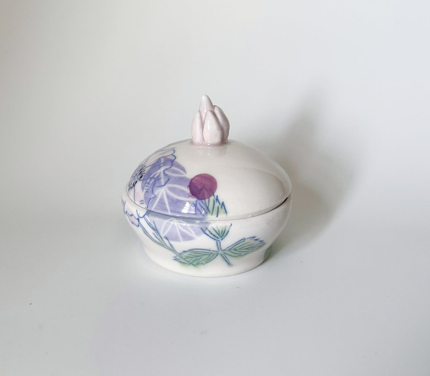 Lidded jar with roses
