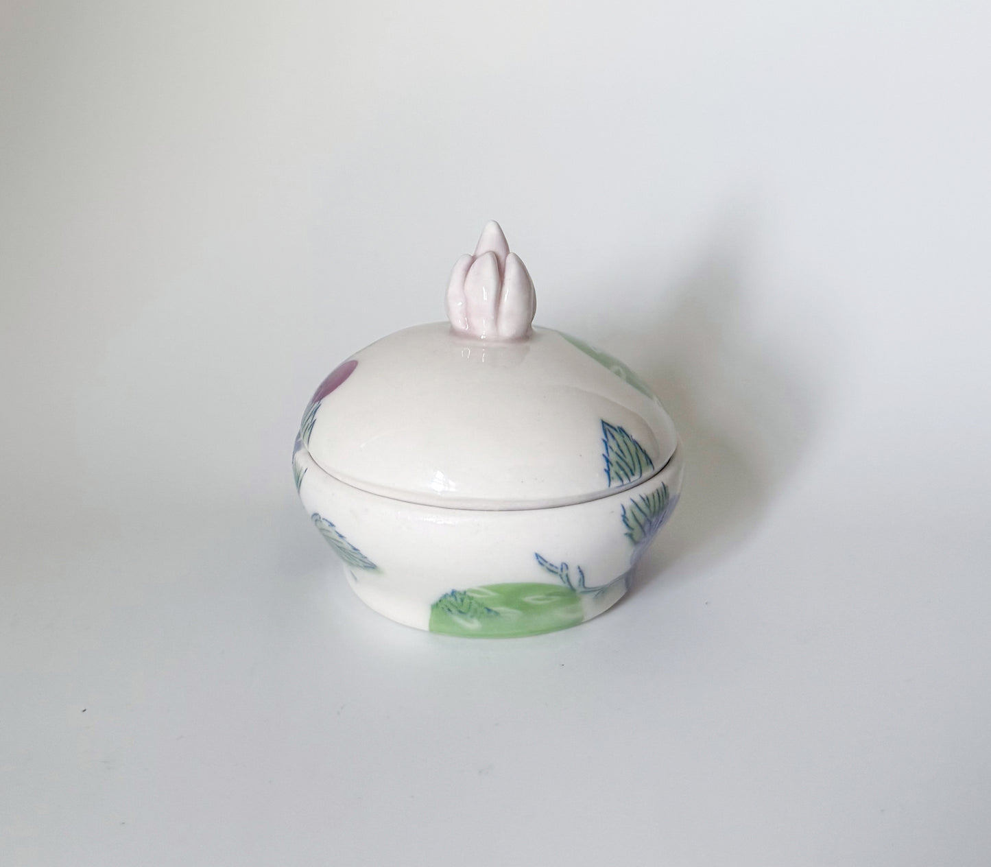 Lidded jar with roses