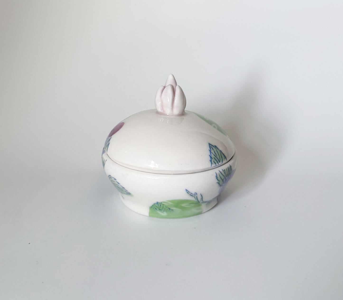 Lidded jar with roses