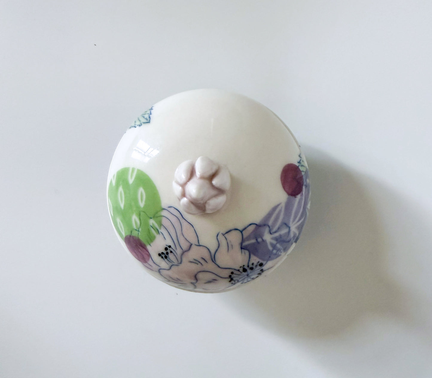 Lidded jar with roses
