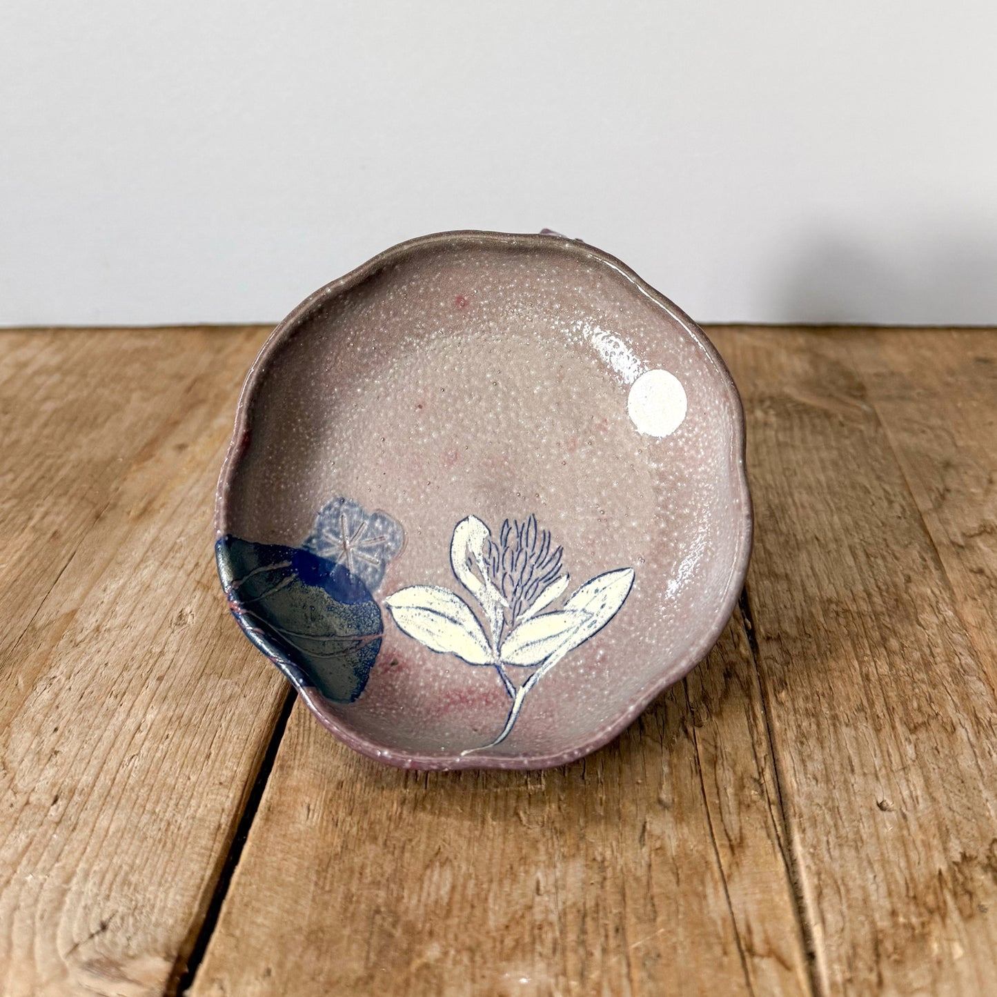 Small dish with clovers 1 – soda fired