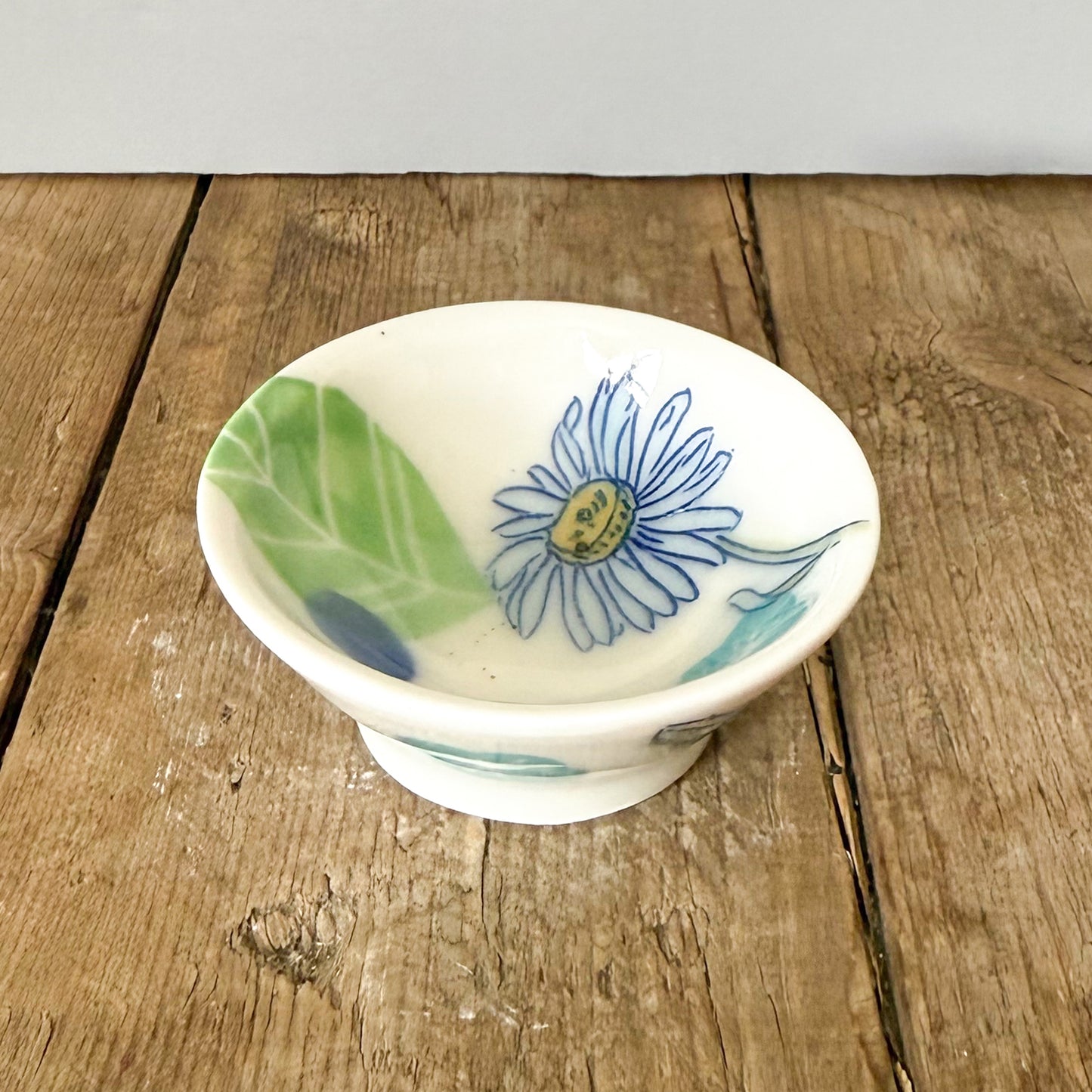 Small dish with daisies 11