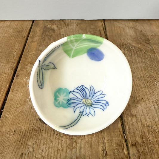 Small dish with daisies 12