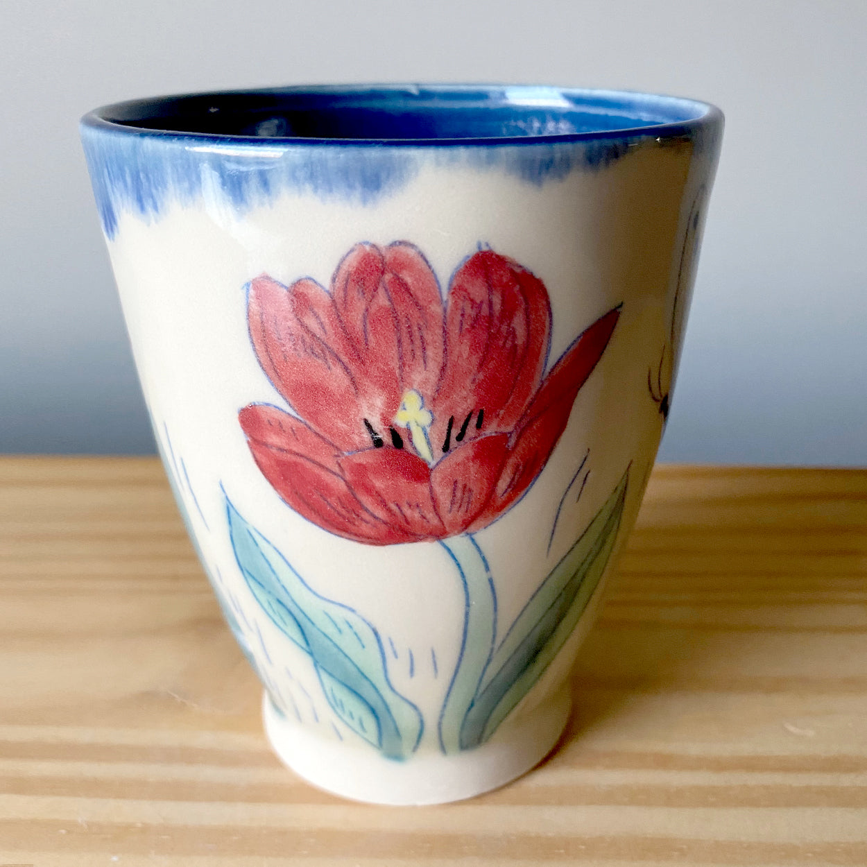 Juice cup with tulips 02